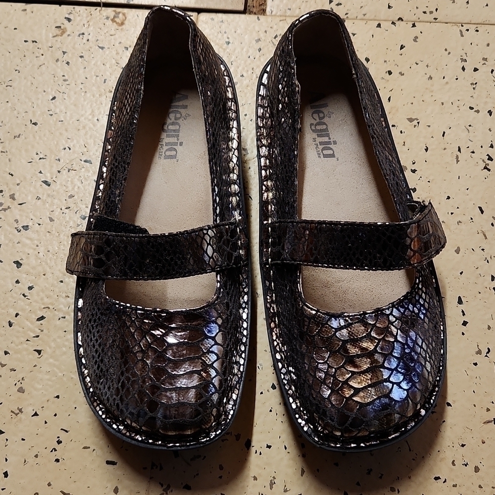 Alegria Feliz Mary Jane women's shows size 36 great condition snakeskin appearan